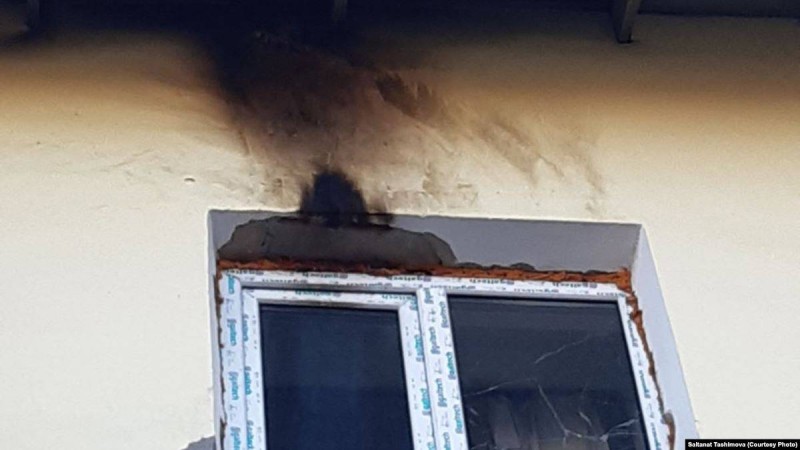 Экобелсенді белгісіз біреулер үйінің терезесін сындырып, жанғыш зат бар бөтелке лақтырғанын айтты