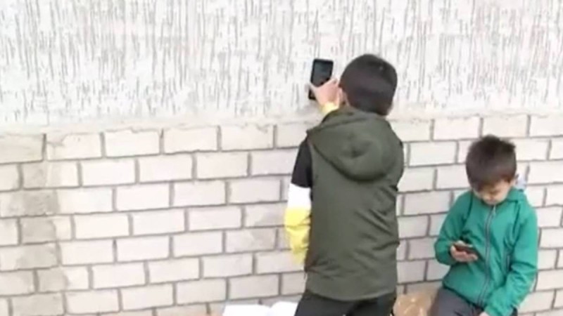 Алматы облысындағы ауылда мектеп оқушылары көшеде оқып жүр