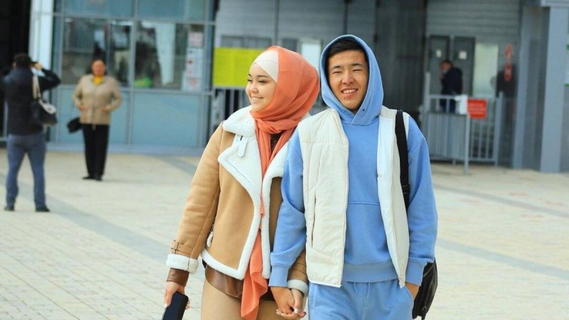 "Келіншегімнің таққаны хиджаб емес": Үкілі бала Ерболсын әйеліне қатысты сұраққа жауап берді