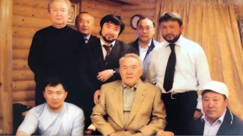 Желіде Назарбаевтың шенеуніктермен түскен сирек суреті тарады