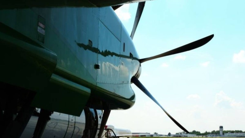 Ұшу жолағындағы төтенше жағдай: ұшақ дөңгелегі жұлынып кетті