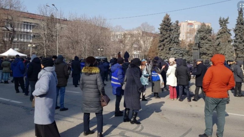"Тоқаев та отставкаға кетсін!" Алматыда әкімдерді тікелей сайлауды талап еткен митингіге жүзден астам адам жиналды