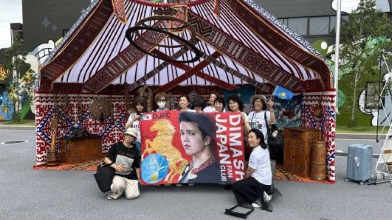 Осакада Димаш Құдайбергеннің жапондық жанкүйерлері Қазақстанның әнұранын орындады  