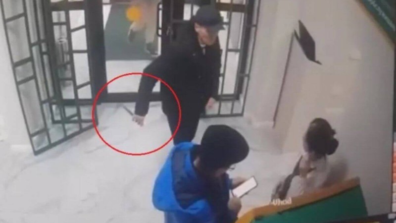 Ақтауда мас жігіт банк клиенттерін пышақпен қорқытқан (ВИДЕО)