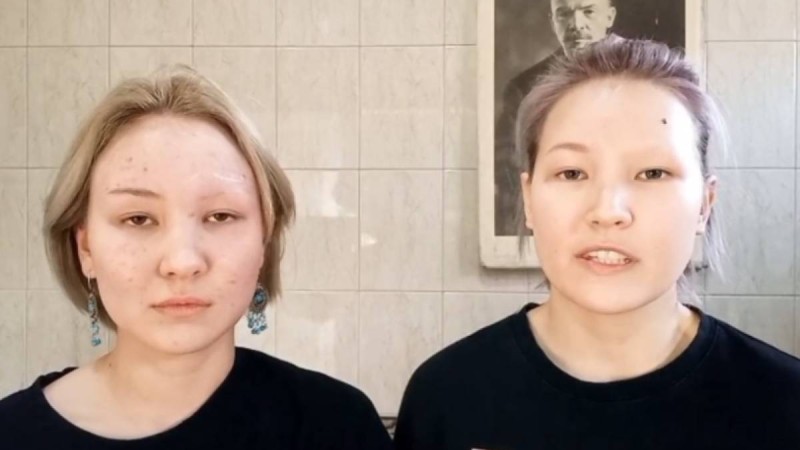 Оқушылар мектепті оффлайнға қайтаруды талап етіп, қастарын қырып тастады