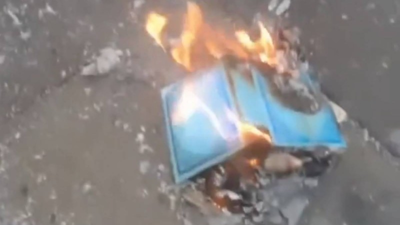 Рамзан Қадыровқа ашуланған саясаткер Құран кітабын өртеп жіберді