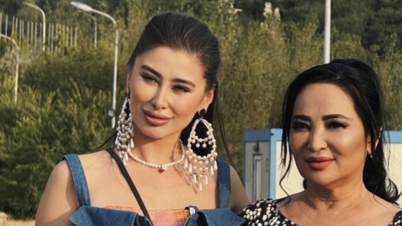 Белгілі актрисаға Қайрат Нұртастың анасы гауһартасы бар әшекей сыйлады  