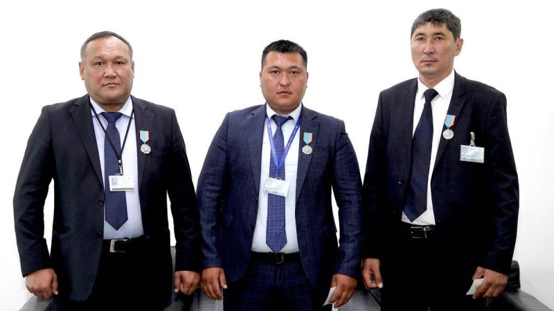 Bek Air ұшағының апатқа ұшырауы: Ішкі істер министрі әуежайдың үш қызметкерін марапаттады - Қазақстан жаңалықтары