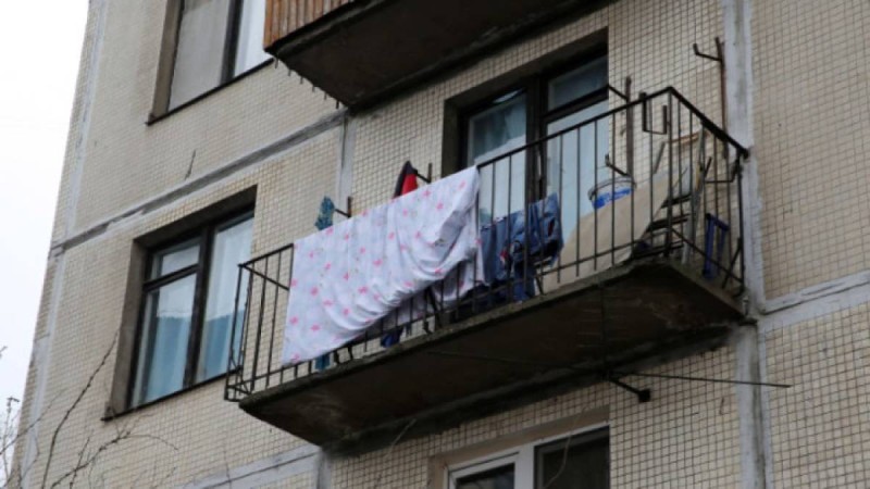 Мас әйел үшінші қабаттың балконынан түсемін деп екі жасар баласын құлатып алды