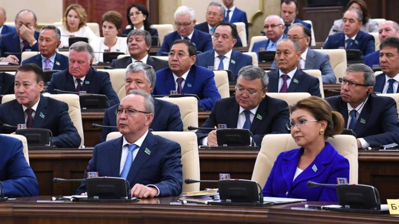 "Бәріне жетеді": Мәжіліс депутаттары қанша жалақы алатындарын айтты