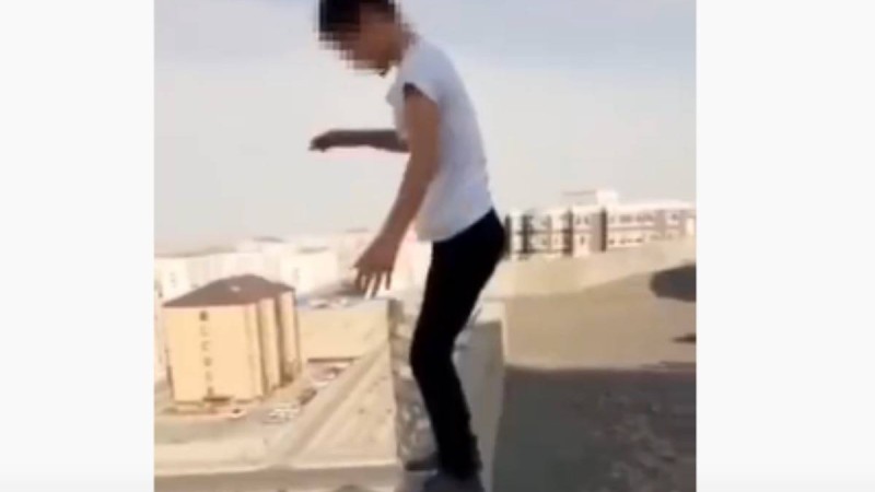 Жасөспірімдер TikTok түсіру үшін шатырға шығып, секірген: Ақтаулық ата-аналар баласының әрекеті үшін жазаланды