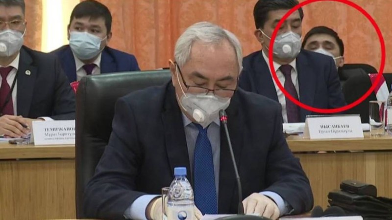 "Ұйқыдағы Қазақстан": Жер мәселесі бойынша жиындағы шенеунік жұрттың сынына ұшырады