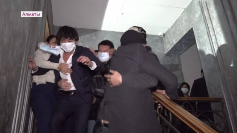 3 сағат қоршауда болған: Қайрат Нұртас тойда ұсталды