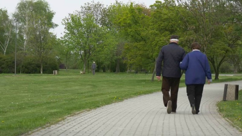 65 жастан асқан азаматтардың сыртта жүрулеріне шектеу қойылды - Қазақстан жаңалықтары