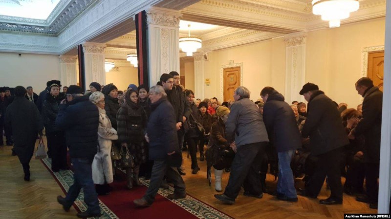 Алматыда Серікболсын Әбділдинмен қоштасып жатыр