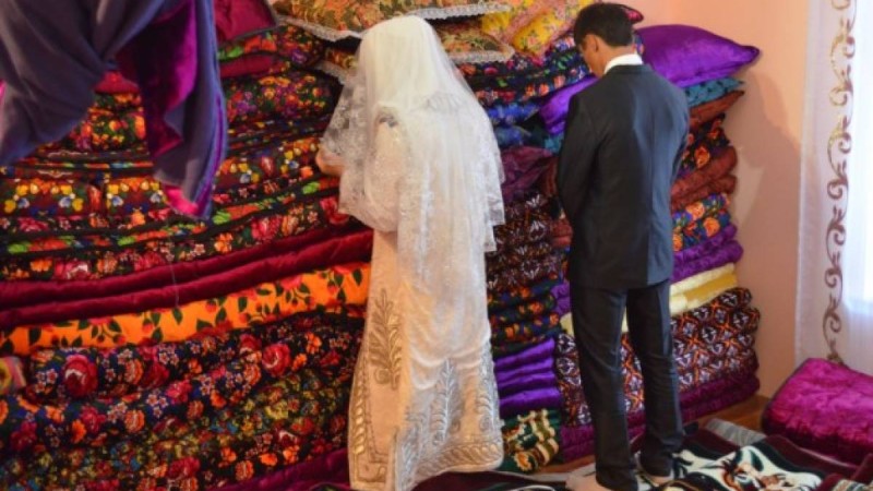 Түркістан облысында ер адам 15 жастағы мектеп оқушысын үйлену үшін 600 мың теңгеге сатып алған