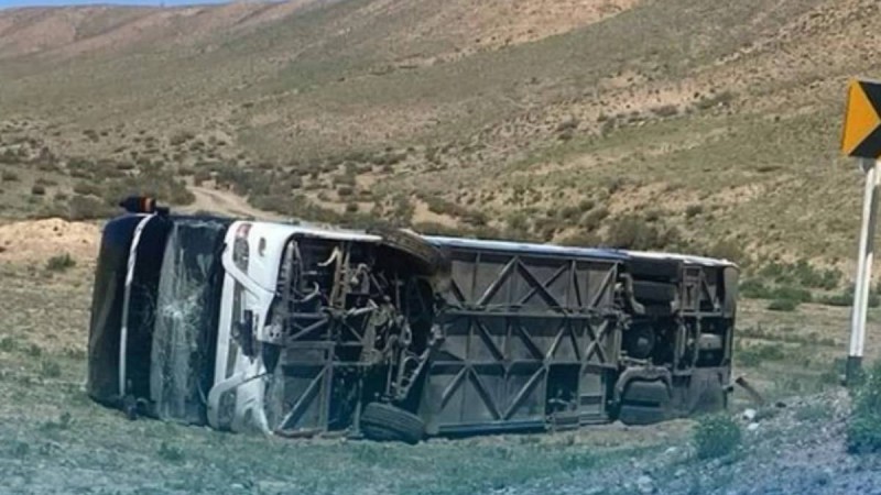 Алматы облысында 37 адам мінген туристік автобус аударылып, 13 адам зардап шекті