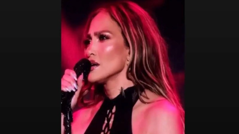 “1 миллион” - Дженнифер Лопестің мойнына қонған шегіртке елді шулатты