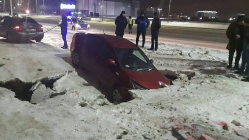 Нұр-Сұлтанда көлік жер астына түсіп кетті