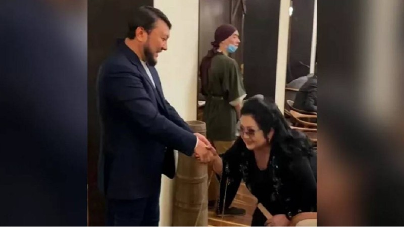 Мақпал Жүнісова экс-айтыскер Мұхамеджан Тазабекке сәлем салды