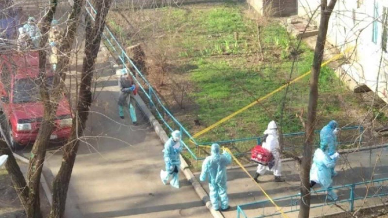 Коронавирус жұқтырған қазақстандықтың қазасынан кейін көпқабатты үй қоршауға алынды