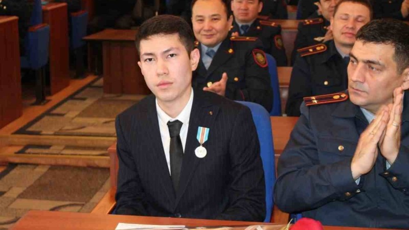 Алматыдағы ұшақ апаты кезінде жүкті әйелді құтқарған жігітті марапаттады