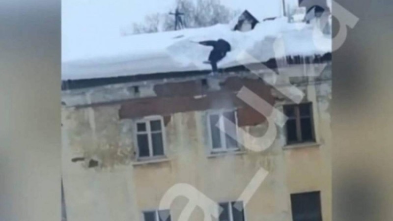 Қар тазалаймын деп көпқабатты үйдің төбесінен құлады — ШҚО