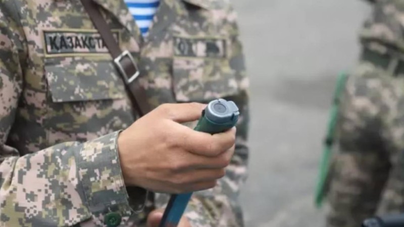 Қаза тапқан сарбаздың денесінен шәует табылғанын хабарлаған адвокатқа айып тағылды