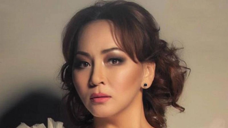 "Өлсеңіз, топырақ салуға келмеймін": Әнші Айгүл Иманбаева әкесінің жерлеуіне жете алмай қалғанын айтты