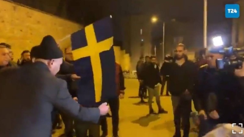 Құранның көшірмесін жойғаны үшін түрік белсенділері швед туын өртеп жіберді