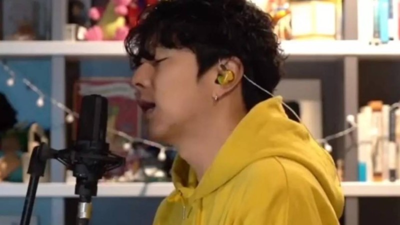 Мирас Жүгінісовтың "Зымыран" әнін орындаған кәріс музыканты елдің ыстық ықыласына бөленді (видео)