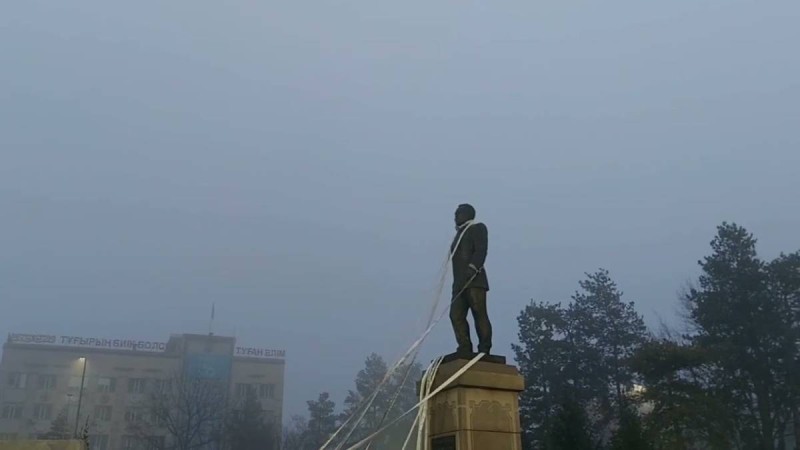 Назарбаевтың ескерткішін құлатқан жігіт істі болды