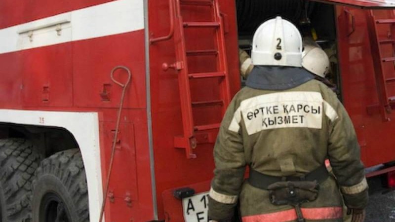 Алматыда қонақ үй өртеніп жатыр