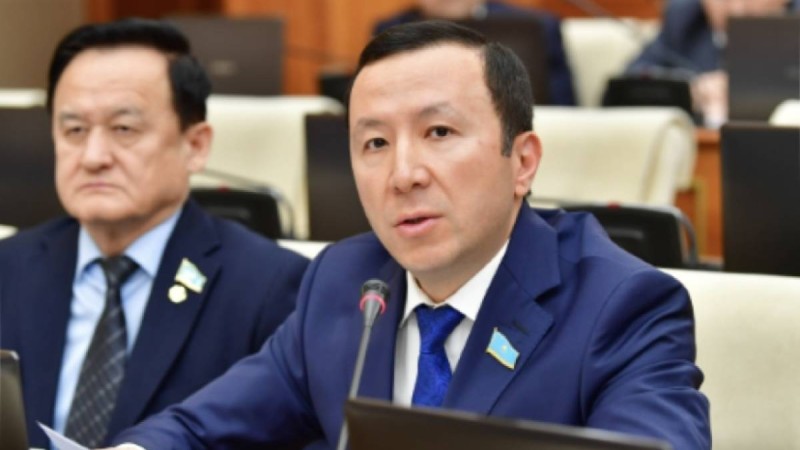 «Балалардың тілі орысша және ағылшынша шығып жатыр»: Депутат дабыл қақты