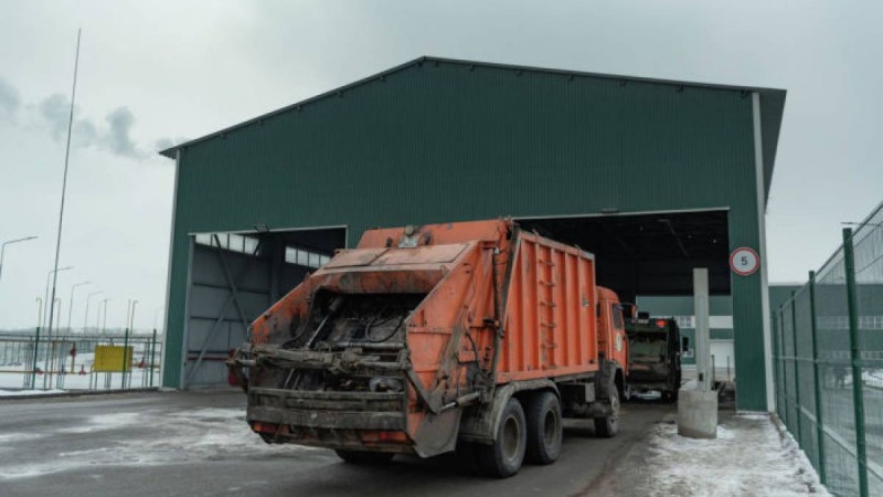Алматыда жас жігіт қоқыс шығаратын көлікпен жасырын қаладан шықпақ болды