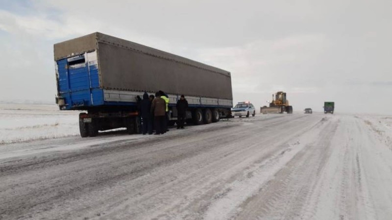 Нұр-Сұлтанда жел күшейді, өңірлерде жол жабылды