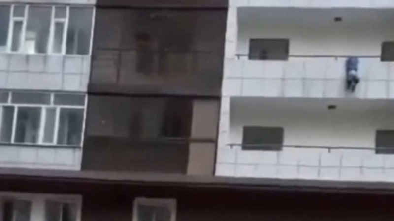 “ЖОО-дан тегін оқу грантын берейік” - Елордада мектеп оқушысы балконда ілініп тұрған баланы құтқарып қалды