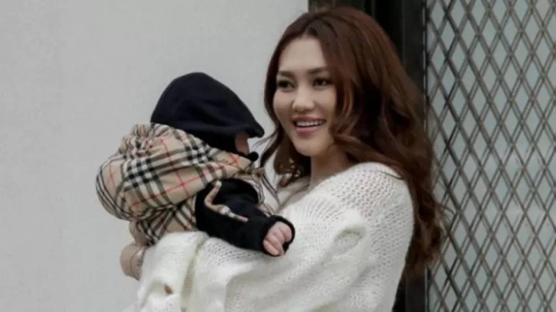 "Баланы жылаттың": Ерке Есмахан күйеуінен не үшін сөз естігенін айтты (фото)