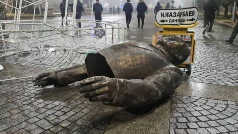 Қаралы қаңтар: Назарбаевтың ескерткішін құлатқан жігіт істі болды