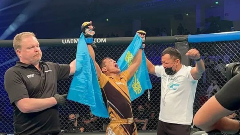 ММА әлеміндегі тарихи оқиға: Қазақстандық файтер үш дүркін әлем чемпионы атанды (фото, видео)