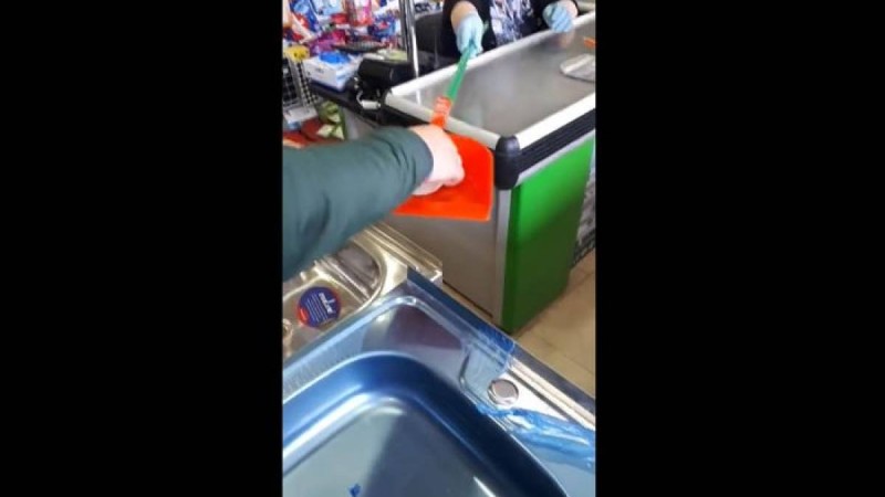 Дүкенде инфекция жұқтырып алмау үшін қалай қолма-қол есеп айырысу керек – видео