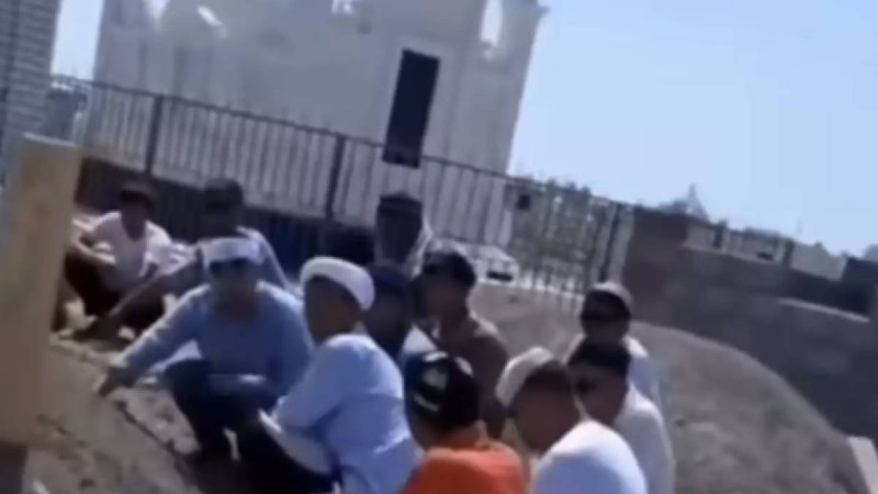 "Өшір ананы": мазар басында топыраққа саусақ тығып, сүре оқып жатқандардың видеосы тарады (ВИДЕО)