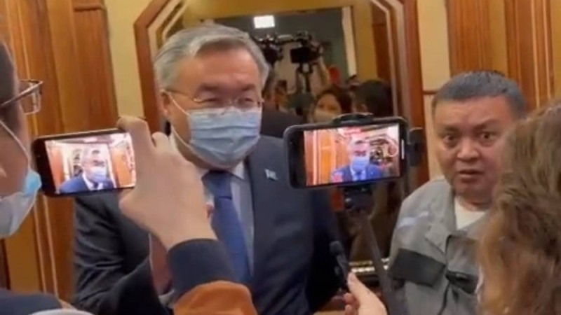 Министрмен бір лифтте болған жүк тасымалдаушы Қазнеттің жаңа жұлдызына айналды