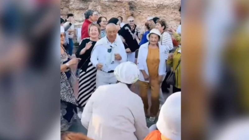 Зейнеткерлердің ашық алаңдағы би кеші жұртты сүйсіндірді