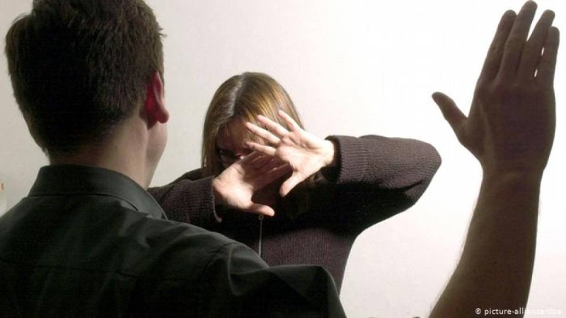 Ақтөбелік тұрғын тоқал болғысы келмеген қызды әйелінің көзінше сабап тастаған