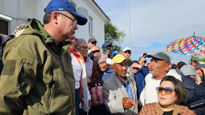 Құлсарылықтар тағы да әкімдіктің алдында түнеп шықты: Қалада интернет өшті