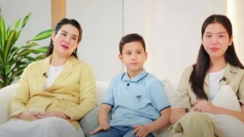 «Сен мені кешірші»: Ақмоншақ Нұртазаның кенже қызы Ләйлә Сұлтанқызының студиясында жылап қалды