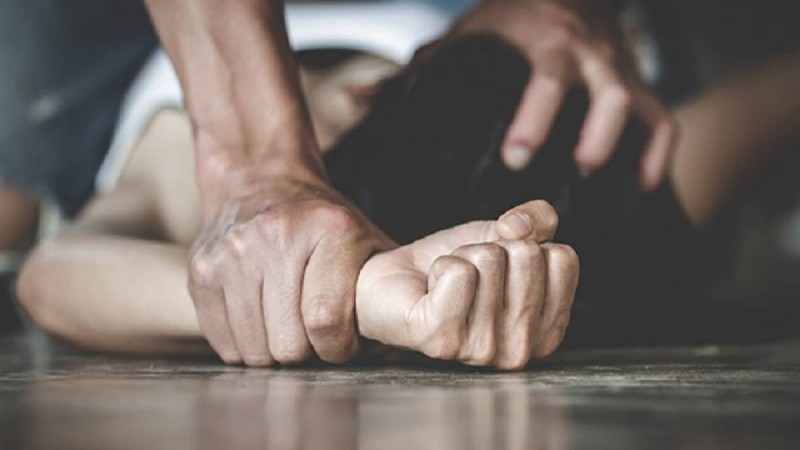 "Күйеуімнен қатты қорқамын. Қыздарымның тағдыры қыл үстінде". Орал тұрғыны 13 жасар қызын зорлады деп айыпталды