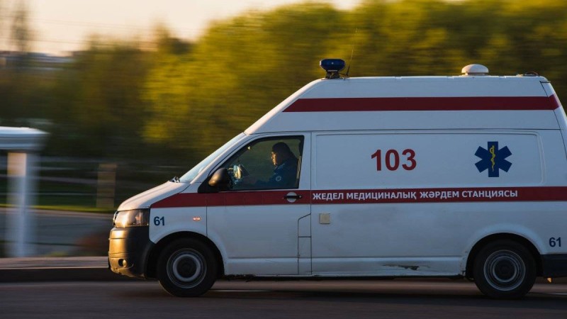 Ақтауда кетіп бара жатқан ер адамның үстіне 6-қабаттан диван тастап жіберген