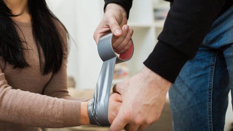 "Скотчпен байлап, күш көрсеткен": Алматы облысында зейнеткердің жерлеуге жинаған 800 мың теңгесін ұрлап әкеткен